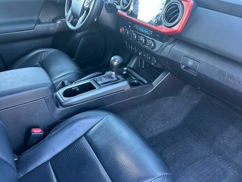 Used 2020 Toyota Tacoma TRD Sport w/ TRD Premium Sport Package AWD/4WD image 19