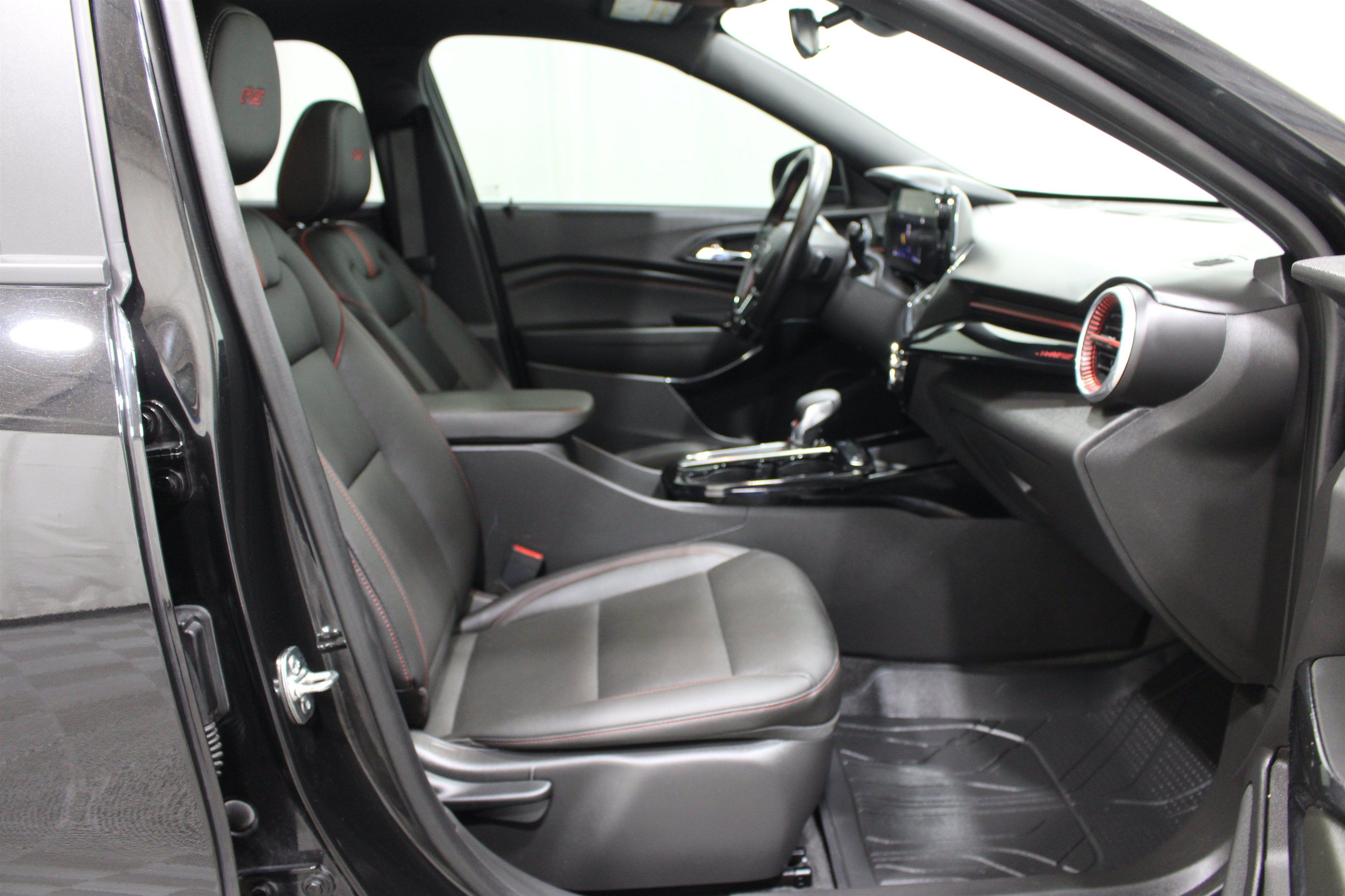 Used 2025 Chevrolet Trax RS w/ Sunroof Package FWD image 25