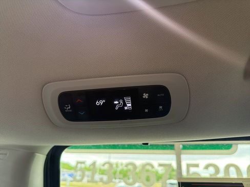 Used 2023 Chrysler Pacifica Touring-L FWD image 17