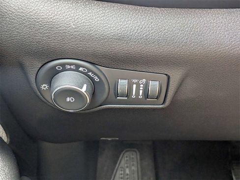 Used 2024 Jeep Compass Latitude image 25