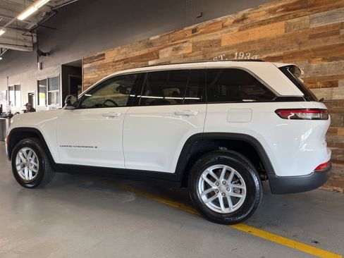 Used 2023 Jeep Grand Cherokee Laredo w/ Luxury Tech Group I AWD/4WD image 18