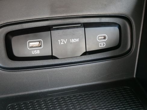 Certified 2024 Hyundai Venue SEL FWD image 25