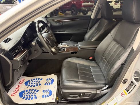 Used 2016 Lexus ES 350 w/ Luxury Package w/Wood Trim FWD image 16
