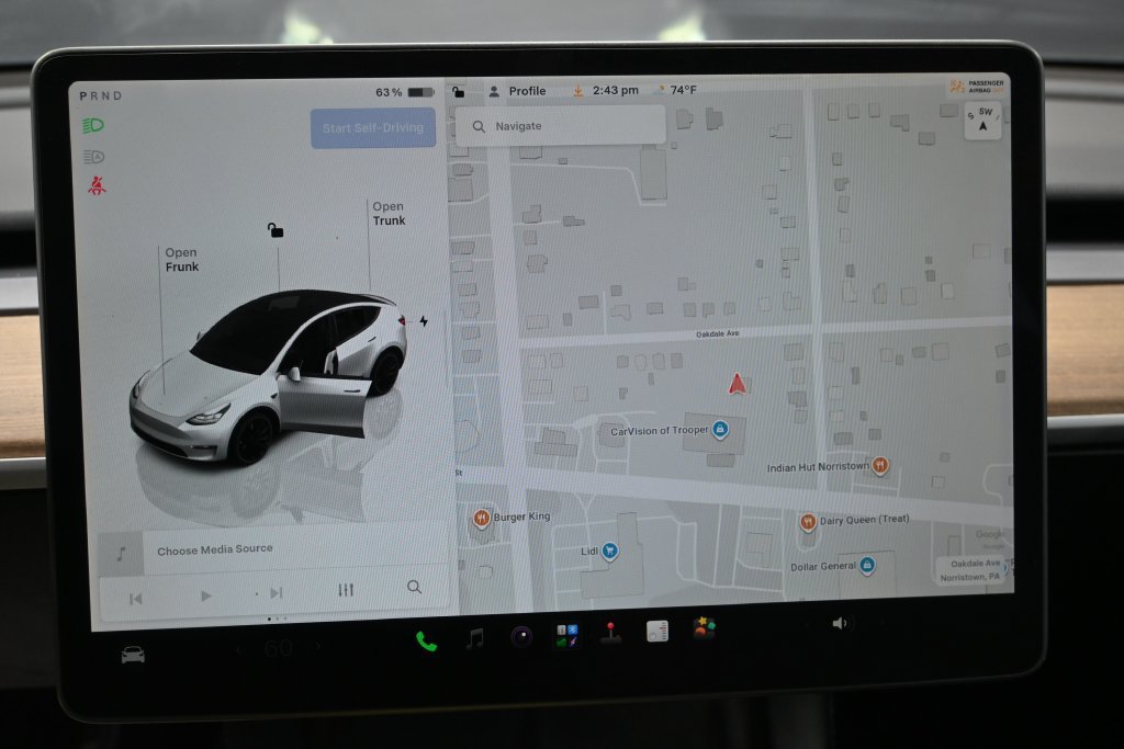 Used 2025 Tesla Model Y Performance AWD/4WD image 16