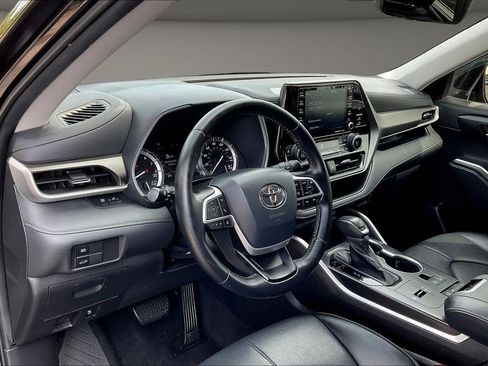 Used 2022 Toyota Highlander XLE FWD image 19