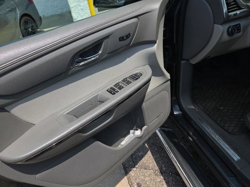 Used 2013 GMC Acadia SLT FWD image 10