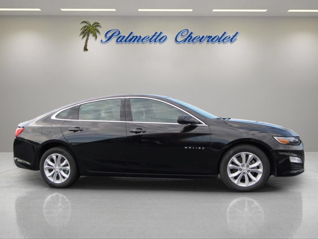 Used 2025 Chevrolet Malibu LT FWD image 2