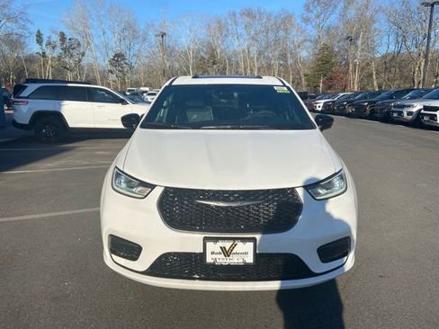 New 2023 Chrysler Pacifica Limited w/ S Appearance Package FWD image 4