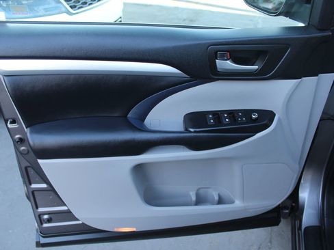 Used 2018 Toyota Highlander XLE image 17