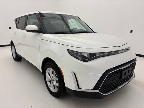 Used 2025 Kia Soul LX FWD image 9
