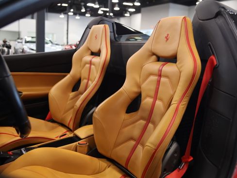 Used 2019 Ferrari 488 Spider RWD image 17
