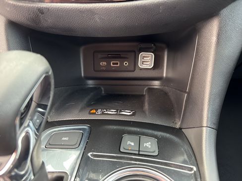 Used 2022 Chevrolet Equinox Premier AWD/4WD image 32