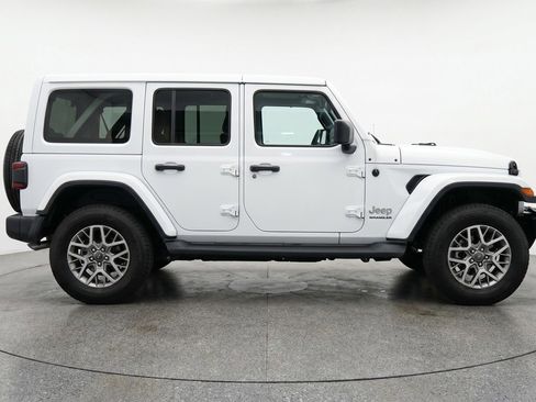 Used 2025 Jeep Wrangler Sahara image 11