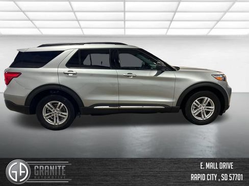Used 2024 Ford Explorer XLT AWD/4WD image 7