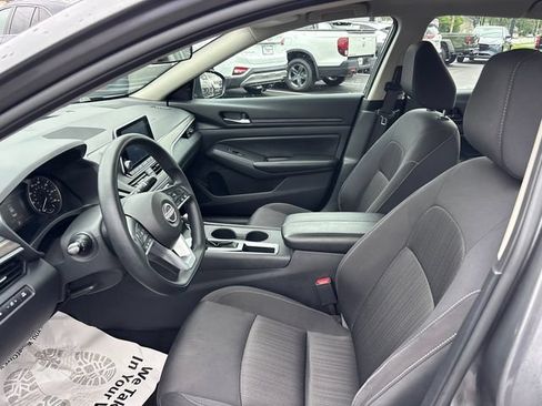 Used 2025 Nissan Altima 2.5 SV FWD image 6