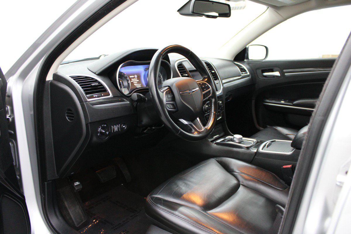 Used 2021 Chrysler 300 Touring L RWD image 7