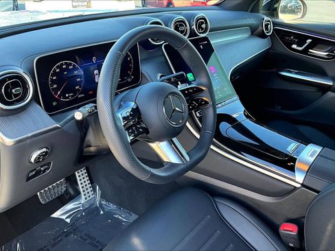 Used 2025 Mercedes-Benz GLC 300 4MATIC image 17