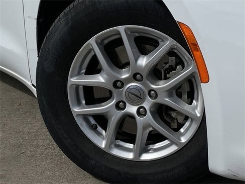 Used 2021 Chrysler Voyager Lxi image 8