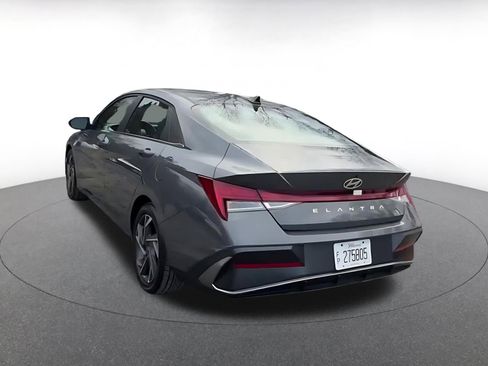 Used 2025 Hyundai Elantra SEL image 11