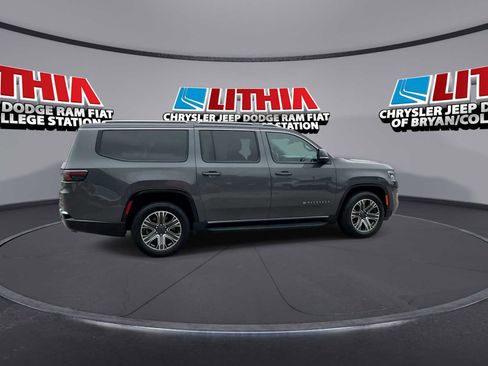Used 2024 Jeep Wagoneer L Series II RWD image 8