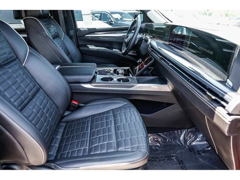 Used 2025 Cadillac Escalade V AWD/4WD image 18