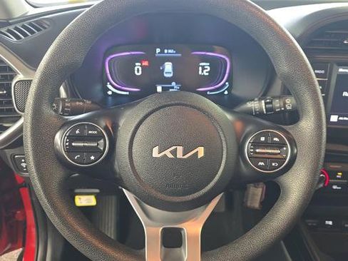 Used 2025 Kia Soul LX w/ LX Technology Package FWD image 7