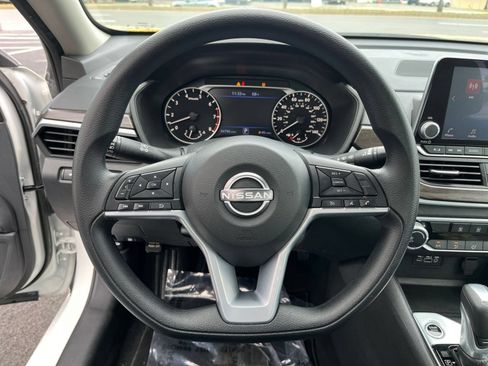 Used 2025 Nissan Altima 2.5 SV FWD image 31