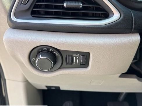 Used 2017 Chrysler Pacifica Touring w/ Tire & Wheel Group image 24