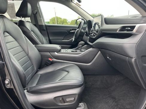 Used 2024 Toyota Highlander XLE AWD/4WD image 26