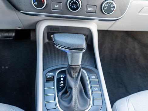 Certified 2025 Hyundai Kona SE image 28