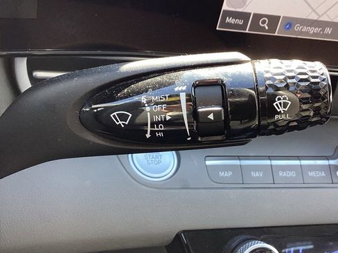 Used 2025 Hyundai Elantra SEL image 30