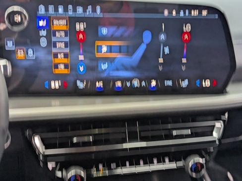 Used 2025 Chevrolet Traverse LT w/ Sun and Wheel Package image 20