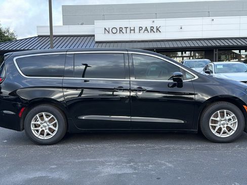 Used 2025 Chrysler Pacifica Select FWD image 3