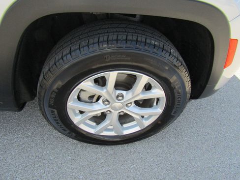 Used 2023 Jeep Grand Cherokee Limited AWD/4WD image 12