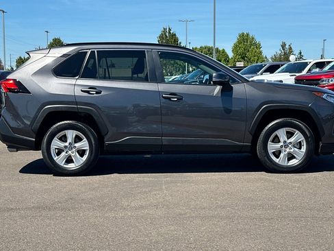 Used 2021 Toyota RAV4 XLE w/ Convenience Package FWD image 3