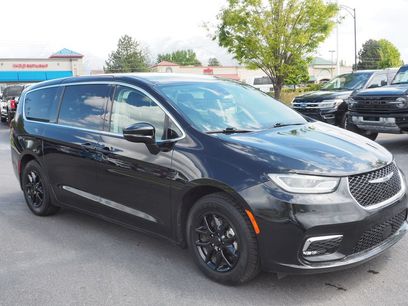 Used 2024 Chrysler Pacifica Touring-L