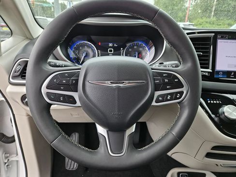 Used 2023 Chrysler Pacifica Touring-L FWD image 25