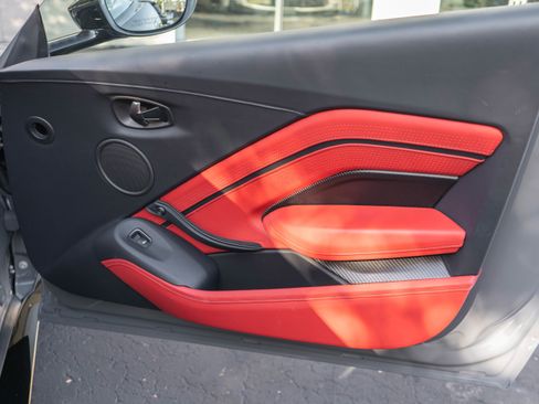 Used 2023 Aston Martin V8 Vantage Coupe image 31