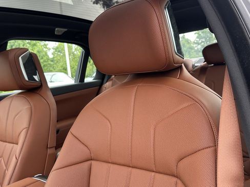 Used 2025 BMW 760i xDrive w/ Executive Package image 18