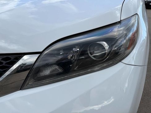 Used 2017 Toyota Sienna SE Premium image 17