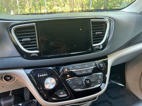 Used 2022 Chrysler Pacifica Touring-L FWD image 17