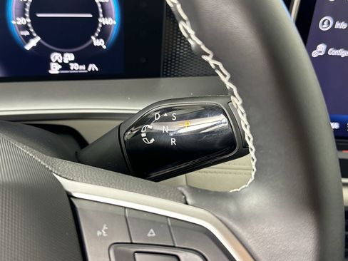 Used 2025 Volkswagen Tiguan SE image 17