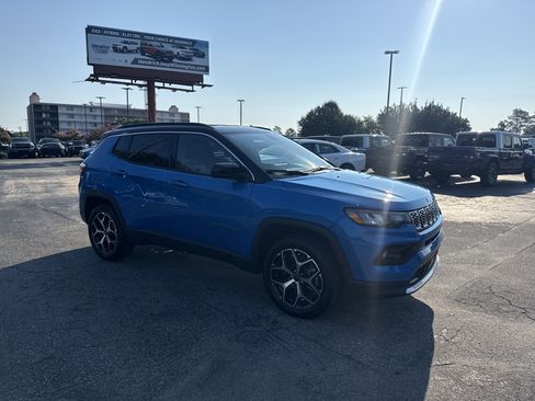 Used 2025 Jeep Compass Limited AWD/4WD image 2