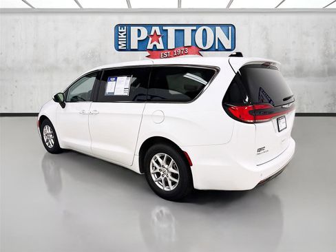 Used 2023 Chrysler Pacifica Touring-L image 5