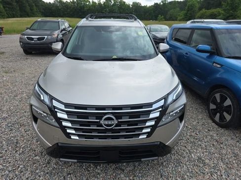 Used 2025 Nissan Rogue Platinum w/ Platinum Premium Package FWD image 2