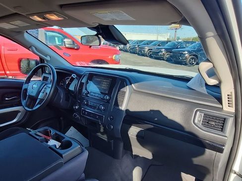 Used 2022 Nissan Titan SV image 22