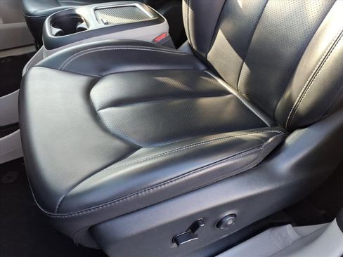 Certified 2023 Chrysler Pacifica Touring-L image 12