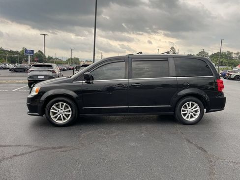 Used 2020 Dodge Grand Caravan SXT FWD image 3