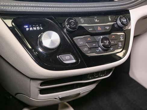 Used 2022 Chrysler Pacifica Touring-L image 33