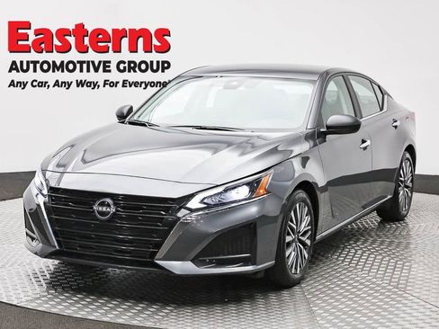 Used 2025 Nissan Altima 2.5 SV FWD image 1